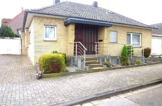 Haus kaufen in Paulskamp, 52499 Baesweiler, Baesweiler - Es gibt ihn noch, den Bungalow in Stadtnähe. Geräumiger freistehender Bungalow mit großem Garten und zwei Garagen in top Lage
