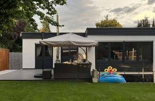 Haus kaufen in 82178 Puchheim, Lichtdurchfluteter Reihenbungalow mit Garten und Sauna in ruhiger Lage