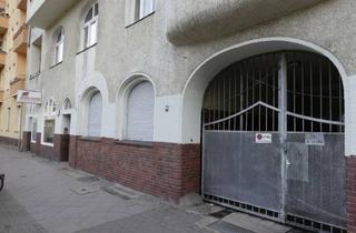 Wohnung kaufen in Weserstraße 24, 10247 Berlin, Berlin - Geräumige 2-Zimmer-Wohnung zur Renovierung im Herzen von Friedrichshain, Berlin