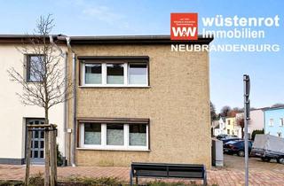 Haus kaufen in 17438 Wolgast, WOHNHAUS MIT NEUER WÄRMEPUMPE + EINBAUKÜCHE + GARAGE + WOHNHOF IN DER WOLGASTER STADTMITTE