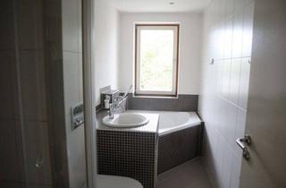 Wohnung mieten in 08056 Zwickau, Kleine 3-Raum-Wohnung mit Balkon und Carport !