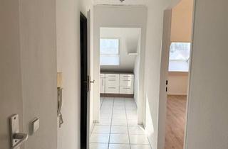 Wohnung mieten in 64546 Mörfelden-Walldorf, Singles oder Paare aufgepasst – klein, fein & voller Charme: 2-Zi-DG-Wohnung mit Küche & Stellplatz