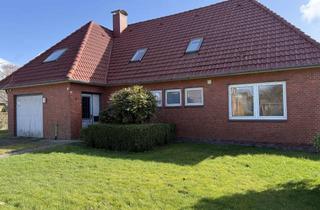 Haus kaufen in 25836 Garding, Viel Platz für neue Ideen: sanierungsbedürftiges Wohnhaus mit 2 Garagen auf großzügigem Grundstück