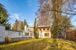 Haus kaufen in 82131 Gauting, Zweifamilienhaus in Gauting mit 8 Zimmern, Pool, Doppelgarage und 1.052 m² Grundstück / Villengegend