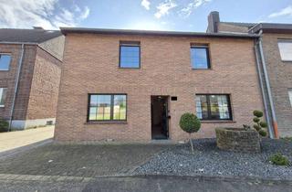 Haus kaufen in 47929 Grefrath, Vogelgezwitscher statt Straßenlärm: Sanierungsobjekt mit Gartenidyll in Grefrath-Vinkrath