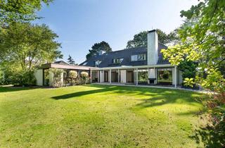 Villa kaufen in 25469 Halstenbek, Architekten-Villa in beliebter und grüner Lage – mit Schwimmbad, Sauna und Einliegerwohnung