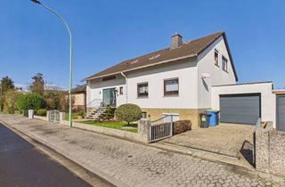 Haus kaufen in 61169 Friedberg, Vielseitiges und großzügiges Zweifamilienhaus mit viel Potenzial zur Aufwertung in Friedberg