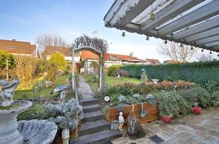 Doppelhaushälfte kaufen in 75233 Tiefenbronn, Ruhige Lage, sonniger Garten, Garage – Doppelhaushälfte zum Modernisieren