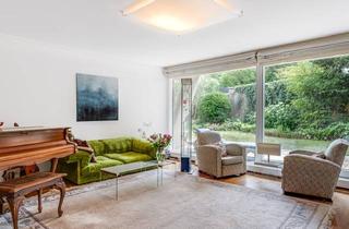 Wohnung kaufen in 80805 München, AIGNER - Rarität in Toplage: Stilvolle Gartenwohnung mit Nießbrauchrecht in Schwabing