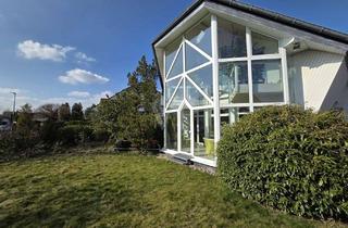 Haus kaufen in 61250 Usingen, Architektenhaus mit imposantem Wintergarten, Garage, Doppelcarport und schönem Garten in 1A Wohnlage