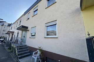 Haus kaufen in 71686 Remseck, Vielseitiges Zweifamilienhaus: 2 Wohnungen, Balkon & flexible Nutzungsmöglichkeiten