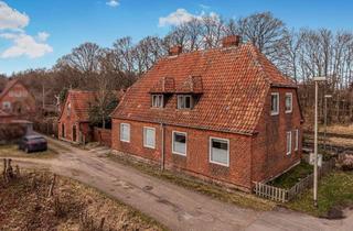 Haus kaufen in 24802 Emkendorf, Handwerker aufgepasst! Sanierungsbedürftiges Zweiparteienhaus in Emkendorf