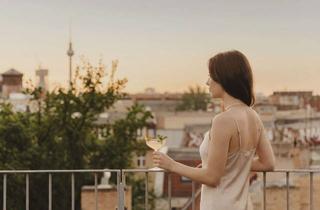 Wohnung kaufen in Prenzlauer Berg, 10439 Prenzlauer Berg, Schickes Dachgeschoss mit 2 Terrassen und Dachterrasse mit Weitblick über Berlin