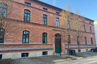 Wohnung kaufen in 86159 Antonsviertel, Einziehen & wohlfühlen: Stilvolle Dachgeschoss-Wohnung mit Charme, Einbauküche und Stellplatz