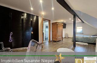 Wohnung kaufen in 42655 Solingen, Haus-im-Haus-Feeling. Großzügige Maisonettewohnung im 2-Familienhaus mit Balkon und Dachloggia