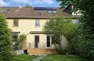 Reihenhaus kaufen in 22359 Volksdorf, Mittelreihenhaus mit Wärmepumpe, PV-Anlage & ausgebautem Dachgeschoss in begehrter Volksdorfer Lage