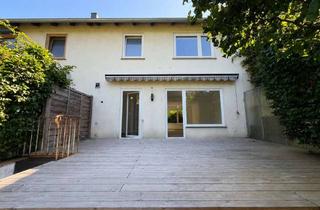 Reihenhaus kaufen in 22359 Volksdorf, Nachhaltig wohnen: Mittelreihenhaus mit Wärmepumpe, PV-Anlage und ausgebautem Dachgeschoss in Volksd