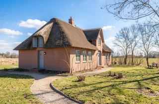 Einfamilienhaus kaufen in 25924 Emmelsbüll-Horsbüll, Exklusives Reetdachhaus vor den Toren Sylts – Hochwertig saniert & bezugsbereit