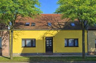 Haus kaufen in 39288 Burg, Zweifamilienhaus mit Entwicklungspotenzial in zentraler Lage von Burg