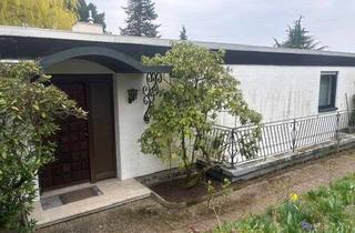 Haus kaufen in 63303 Dreieich, Einmaliges Grundstück mit Bungalow in Feldrandlage