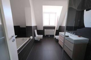 Wohnung kaufen in 10715 Wilmersdorf, Einzigartiges Dachgeschoss in Berlin – Wohnen mit Potenzial