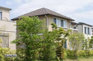 Doppelhaushälfte kaufen in Schwanstraße xxx, 47445 Moers, Wohnen mit Mehrwert: 2-Familien-Doppelhaushälfte, Doppelgarage und Swimmingpool