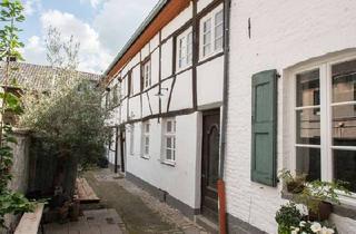 Haus kaufen in 47839 Hüls, Wohnen im Denkmal-Ensemble im idyllischen Krefeld-Hüls mit Gartennutzung und Stellplatz