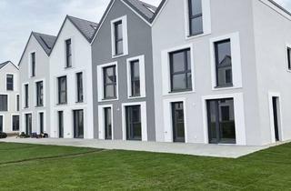 Haus mieten in Von-Bingen-Straße, 93096 Köfering, Ideal für Familien! Neubau-Reiheneckhaus mit EBK in Köfering