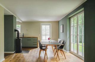 Wohnung kaufen in 25826 Sankt Peter-Ording, Design trifft Küstenruhe: Großzügige Maisonette mit Garten, Sauna und Reetdachcharme