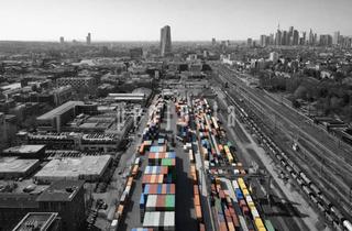 Gewerbeimmobilie kaufen in 60437 Nieder-Erlenbach, Zu verkaufen: Lager-/Servicefläche mit Rolltor