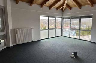 Büro zu mieten in Industriestr., 93161 Sinzing, ein Büroraum und ein Besprechungsraum mit Küchenzeile 1. OG