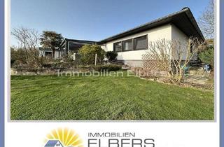 Haus kaufen in 41372 Niederkrüchten, Ein Zuhause mit Weitblick, großzügiger Walmdach-Winkelbungalow direkt am Feld mit traumhaftem Garten