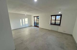 Wohnung kaufen in Regensburger Strasse 59A, 86529 Schrobenhausen, Schickes und frisch renoviertes 1-Zimmer-Apartment mit Terrasse und Garten