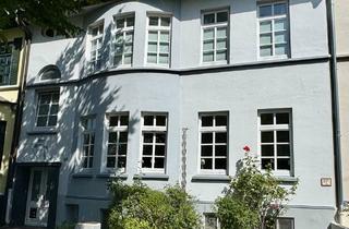 Wohnung kaufen in 26384 Wilhelmshaven, Villenviertel! Große Altbauwohnung mit Balkon