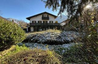 Villa kaufen in 83435 Bad Reichenhall, Stilvolle Landhausvilla mit 3 Wohnungen – renoviert mit Wärmepumpe, 2 Kachelöfen und Teich - Nähe B2
