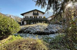 Villa kaufen in 83435 Bad Reichenhall, Stilvolle Landhausvilla mit 3 Wohnungen – renoviert mit Wärmepumpe, 2 Kachelöfen und Teich - Nähe B2