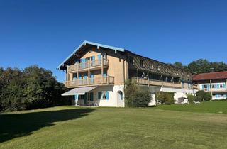 Wohnung kaufen in Obermoosen 10, 83236 Übersee, Chiemsee-Traum: Sonnige Gartenwohnung mit Pool & Sauna