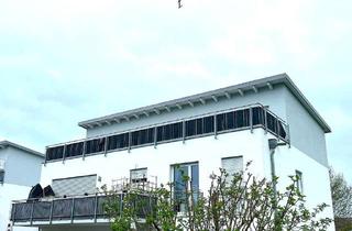 Wohnung kaufen in 85399 Hallbergmoos, **So schön kann Eigentum sein** Traumhafte 2 Zi.-Dachterr.-Whg. mit TG in Bestlage Hallbergmoos (S8)