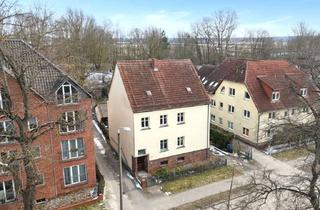 Mehrfamilienhaus kaufen in 14776 Neustadt, Mehrfamilienhaus mit drei Wohnungen, Garten und Doppelgarage – solide Substanz in zentraler Lager