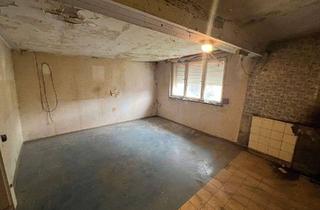 Haus kaufen in 78176 Blumberg, Attraktives Objekt für Investoren und Handwerker: Haus mit Scheune nahe der Schweizer Grenze.