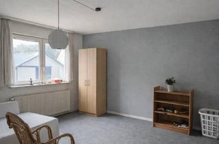 Haus kaufen in 72393 Burladingen, Zweifamilienhaus mit Potenzial für drei Einheiten und großzügigem Garagenbereich.