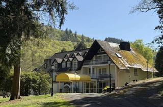 Haus kaufen in 56729 Ettringen, Stilvolle Privatresidenz in traumhafter Alleinlage