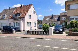 Haus kaufen in 53879 Euskirchen, Vermietetes Wohnhaus mit Ausbaupotenzial und Terrasse