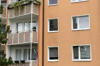 Wohnung kaufen in 99448 Kranichfeld, Kranichfeld - Verkauf einer Vierraumwohnung in Eisenach mit Garage