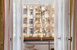 Wohnung kaufen in Prenzlauer Berg, 10405 Berlin, Berlin - Altbau-Klassiker mit historischem Stuck und drei Balkone im Winskiez
