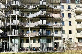 Wohnung kaufen in 13187 Berlin, Berlin - Saniertes Gebäude | Renovierungsbedürftige Wohnung | 2 Zimmer | Aufzug | Südbalkon ins Grüne
