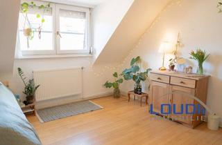 Wohnung kaufen in 79106 Stühlinger, Charmante 2-Zimmer-Dachgeschosswohnung mit Loggia.
