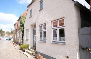 Haus kaufen in 24340 Eckernförde, 2 verbundene Altstadthäuser mit 6 Wohnungen in Toplage in Eckernförde.