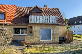 Doppelhaushälfte kaufen in 23701 Eutin, Modernisierungschance: Doppelhaushälfte mit umlaufendem Garten