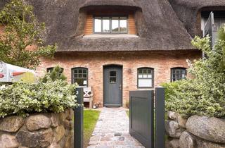 Wohnung kaufen in 25938 Oevenum, Exklusives Mittelhaus unter Reet - mit eigenem Garten und als Ferienwohnung genehmigt